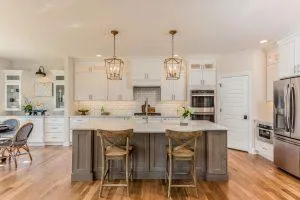 Kitchen with a single level kitchen island