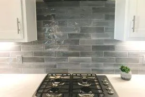 Kitchen with a travertine backsplash