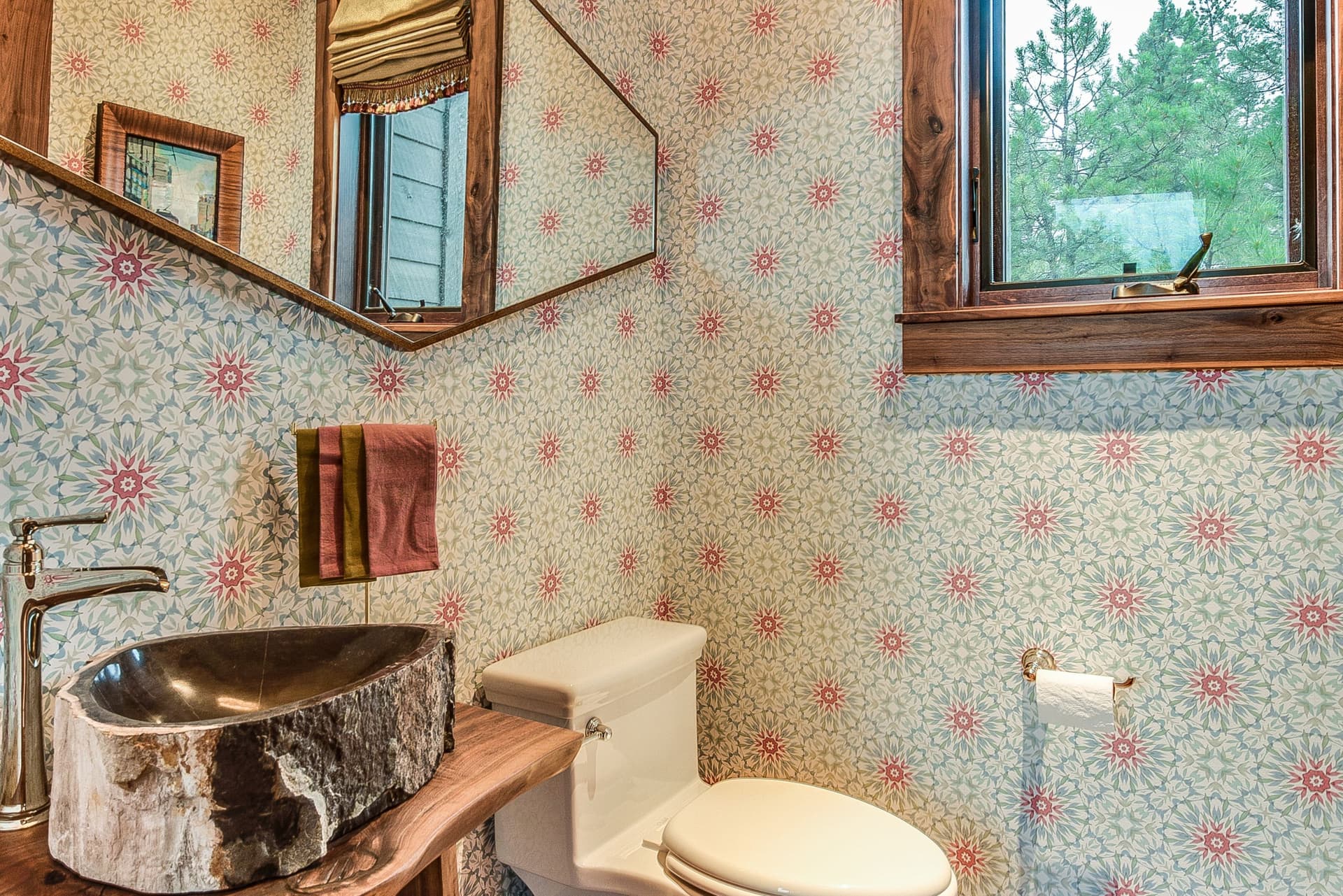Fresh and Inspiring Bathroom Wallpaper Ideas for 2024