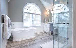 Bathroom with laminte flooring